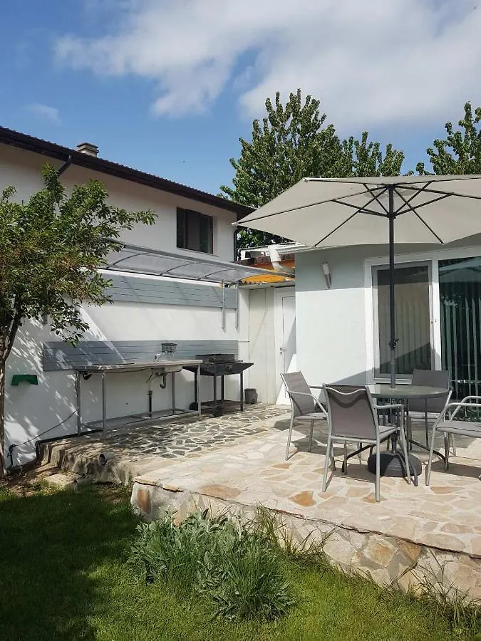 شقة Self -Contained Part Of A House With Garden فارنا
