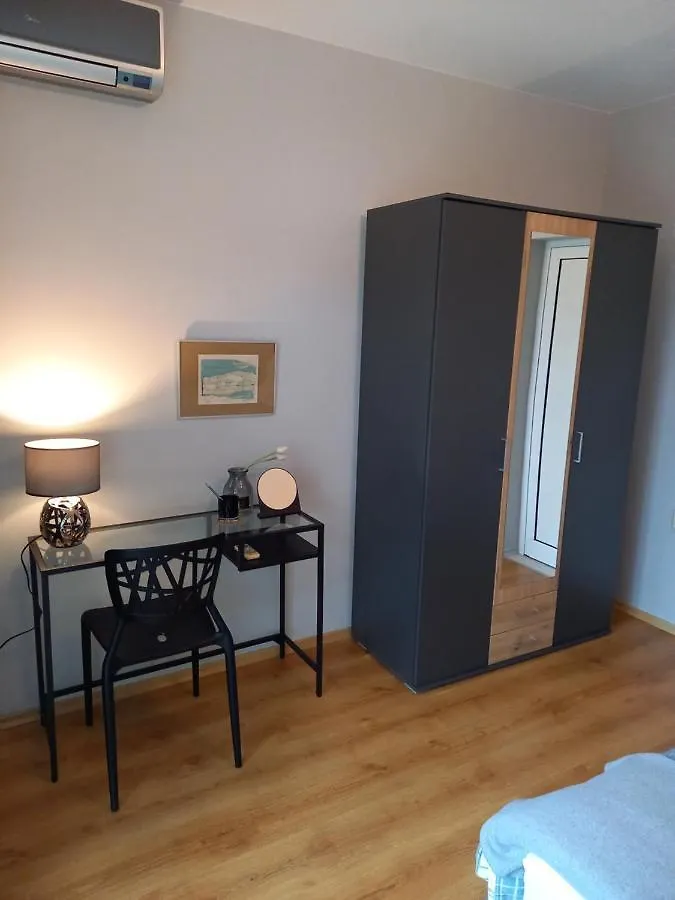 شقة Self -Contained Part Of A House With Garden فارنا
